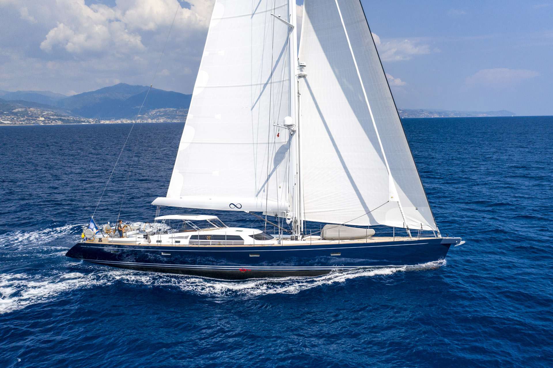 monohull classic yacht