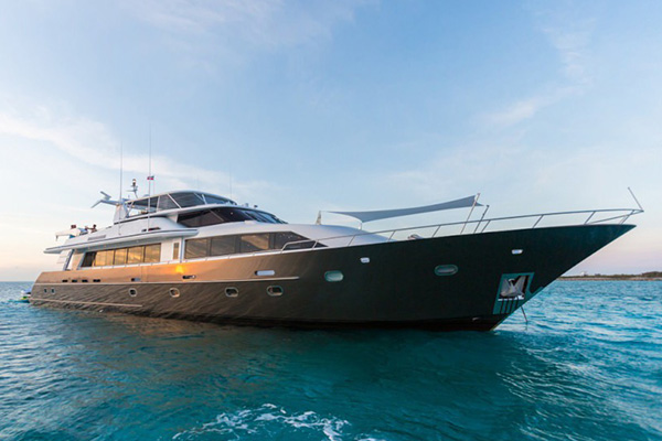 Power-Yacht-Charter-Unbridled